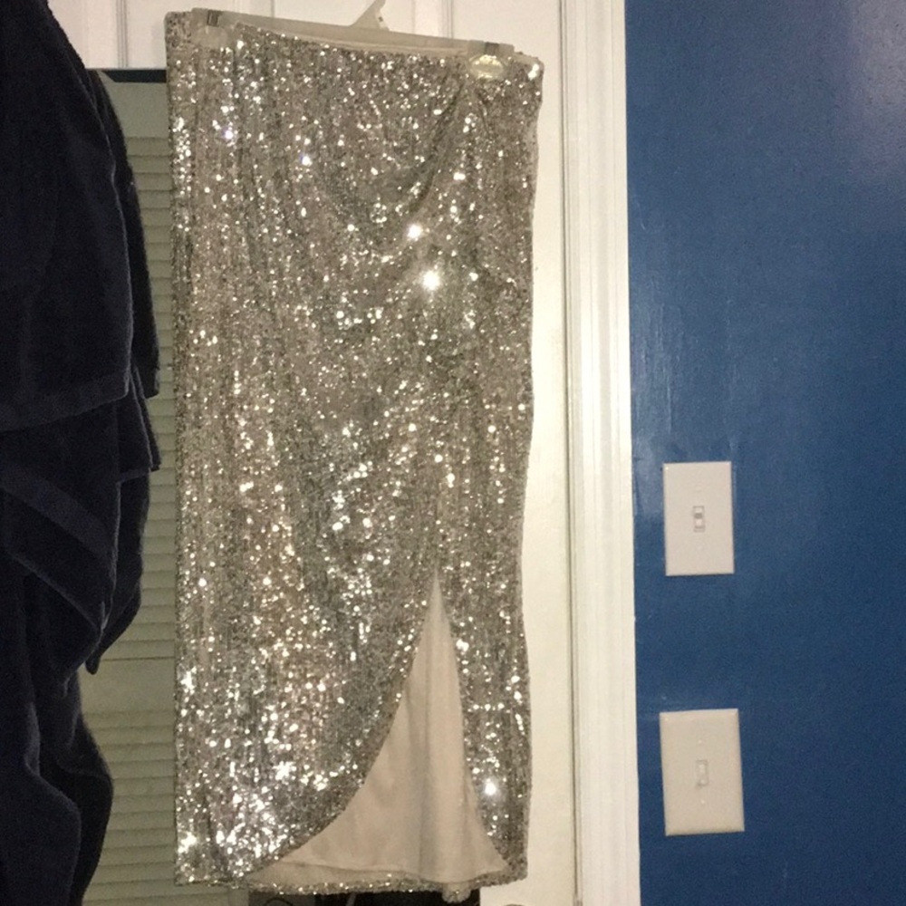 Express sequin skirt with slit